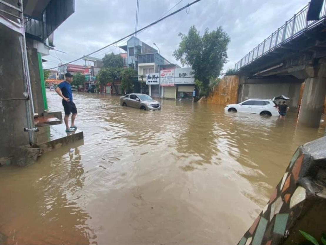 Mực nước sông vượt báo động 3, Lạng Sơn tập trung nhân lực, thiết bị ứng phó với tình huống xấu có thể xảy ra (26/6/2023)

 